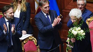 Le président nouvellement élu du Sénat italien, Ignazio La Russa remet un bouquet à Liliana Segre, survivante de l'Holocauste et sénatrice 13/10/2022