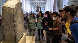 Des visiteurs découvrent la pierre de Rosette au British Museum de Londres