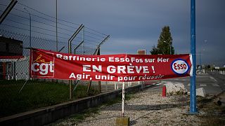 لافتة كتب عليها "إضراب" في مصفاة نفط إسو، في جنوب فرنسا.