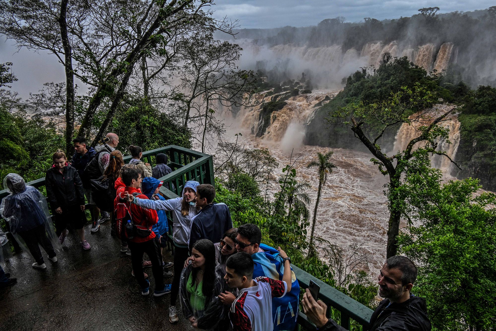 Video. Iguazu Falls records unusually high water flow tourists bridge closes