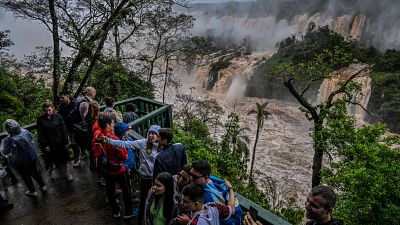 Turistas nas cataratas do Iguaçu, na fronteira entre o Brasil e a Argentina