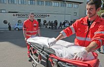 Парамедики на фоне отделения неотложной помощи в больнице Рима