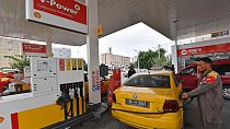  موظف تونسي يملأ خزان سيارة في محطة وقود في 13 أكتوبر 2022 في تونس العاصمة