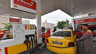  موظف تونسي يملأ خزان سيارة في محطة وقود في 13 أكتوبر 2022 في تونس العاصمة