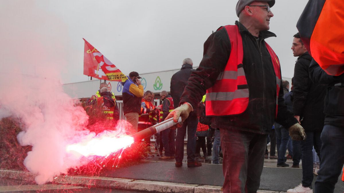 Sztrájkoló munkások a TotalEnergies dunkirk-i üzemének bejáratánál október 13-án
