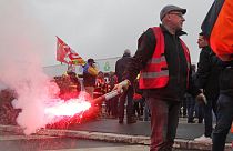 Sztrájkoló munkások a TotalEnergies dunkirk-i üzemének bejáratánál október 13-án