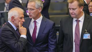 Josep Borrell, alto representante de la UE para Asuntos Exteriores y Jens Stoltenberg, secretario general de la OTAN, en una reunión de la alianza en Bruselas.