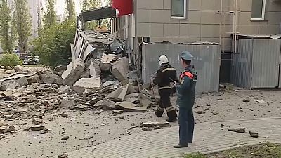 Des débris provenant d'un immeuble de Belgorod, en Russie le 13 octobre 2022.