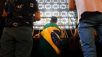 Fiel carrega nos ombros a bandeira do Brasil