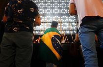 Fiel carrega nos ombros a bandeira do Brasil