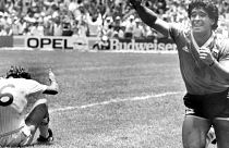 Diego Maradona 1986 Dünya Kupası'nda İngiltere'ye attığı ikinci golü kutlarken