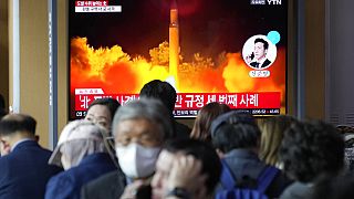 Kivetítő a szöuli vasútállomáson - a hírműsorban az észak-koreai rakéta kilövéséről számoltak be