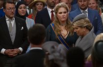 La princesa Amalia observa a su madre la reina Máxima en un acto oficial reciente.