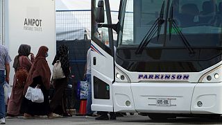 صورة رشيفية للاجئين أفغان قادمين إلى كندا وهم يصعدون إلى حافلة بعد مغادرتهم مطار بيرسون في تورنتو، 17 أغسطس 2021.