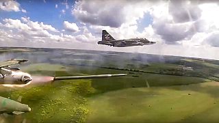 Russische Su-25 feuern Raketen über der Ukraine ab. Kam der Treibstoff für manche der russischen Flieger von TotalEnergies?