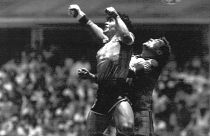 دييغو مارادونا يتفوق على حارس إنجلترا بيتر شيلتون في كرة عالية ويسجل أول هدفين له. 1986/06/22
