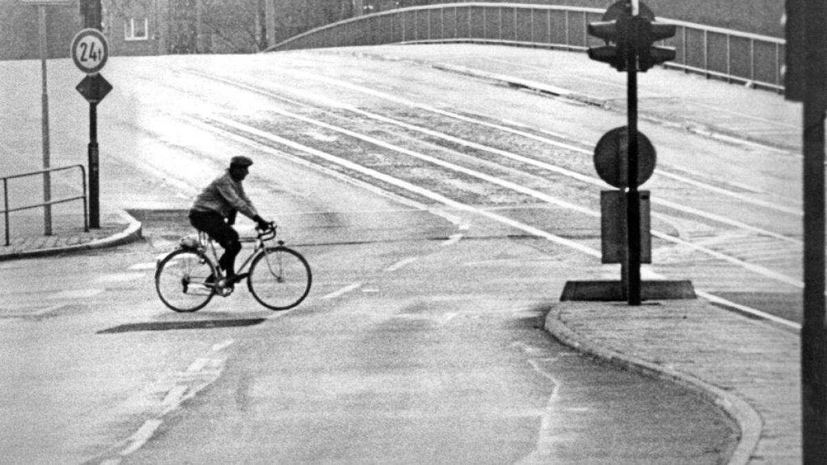 Un ciclista en una calle vacía de Fráncfort (Alemania) en noviembre de 1973.