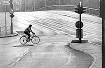 Un ciclista en una calle vacía de Fráncfort (Alemania) en noviembre de 1973.