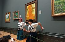Deux militantes de l'association "Just Stop Oil" devant le tableau "Les Tournesols" de Vincent van Gogh à la National Gallery de Londres - 14.10.2022
