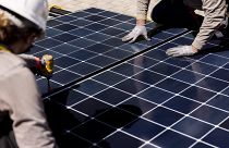 تركيب ألواح شمسية على سطح منزل في مينلو بارك - كاليفورنيا. 2022/07/13
