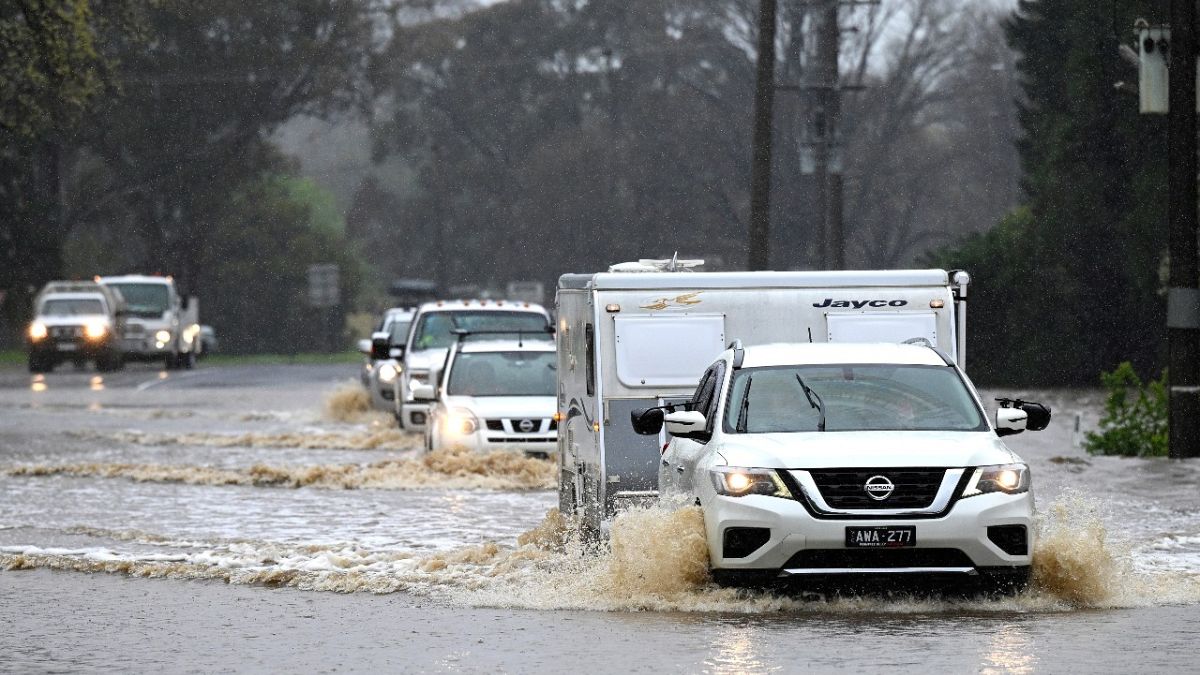 سيارات في شارع غمرته المياه في ولاية فيكتوريا الأسترالية