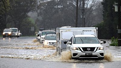 سيارات في شارع غمرته المياه في ولاية فيكتوريا الأسترالية
