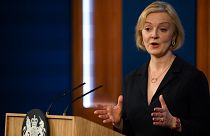 A brit pénzügyminiszter a növekvő nyomás ellenére közölte, marad a helyén