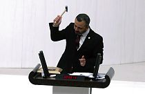 Un député du Parti républicain du peuple (CHP) brisant son téléphone portable avec un marteau