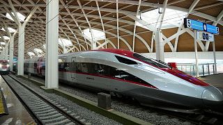  Високоскоростният трен е паркиран по време на церемонията по откриването на стартирането Първата високоскоростна железопътна линия в Югоизточна Азия на гара Халим в Джакарта, Индонезия, 2 октомври 2023 година 