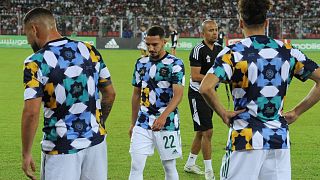   لاعبون جزائريون يرتدون قمصان من تصميم "أديداس" خلال مباراة ودية لكرة القدم مع غينيا، 23 سبتمبر 2022 في وهران.