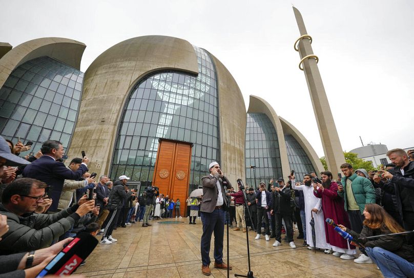 Viele kritisieren das in Deutschland: In Köln darf der Muezzin der DITIB-Moschee zum Gebet rufen.
