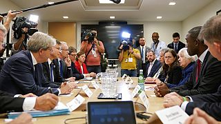 اجتماع ثنائي مع المفوض الأوروبي للاقتصاد باولو جينتيلوني، إلى اليسار، ومفوض التجارة في الاتحاد الأوروبي فالديس دومبروفسكيس، الثاني من اليسار، خلال الاجتماع السنوي لعام 2022