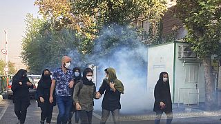  صورة حصلت عليها وكالة أسوشيتد برس من خارج إيران تظهر اطلاق الأمن الغاز المسيل للدموع لتفريق المتظاهرين أمام جامعة طهران، إيران- 1 أكتوبر 2022