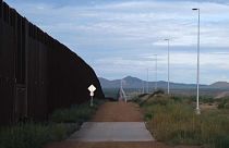 El muro en la frontera entre México y EE.UU. impide a la fauna que se desplace en su hábitat natural