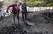 صورة من الارشيف-عمال يعملون في صناعة الفحم بالقرب من بلدة كيزيلجاهامام الصغيرة، على بعد حوالي 70 كيلومتراً غرب العاصمة التركية أنقرة