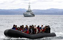 Σκάφος της Frontex συνοδεύει βάρκα με μετανάστες στη Λέσβο - φώτο αρχείου