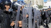 شرطة مكافحة الشغب خلال مسيرة ضد الرئيس التونسي قيس سعيد في تونس العاصمة