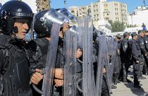شرطة مكافحة الشغب خلال مسيرة ضد الرئيس التونسي قيس سعيد في تونس العاصمة