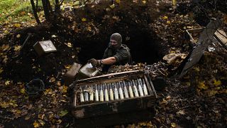 جندي أوكراني يغنم ذخائر تركها الجيش الروسي وراءه في كراكوف في أوكرانيا