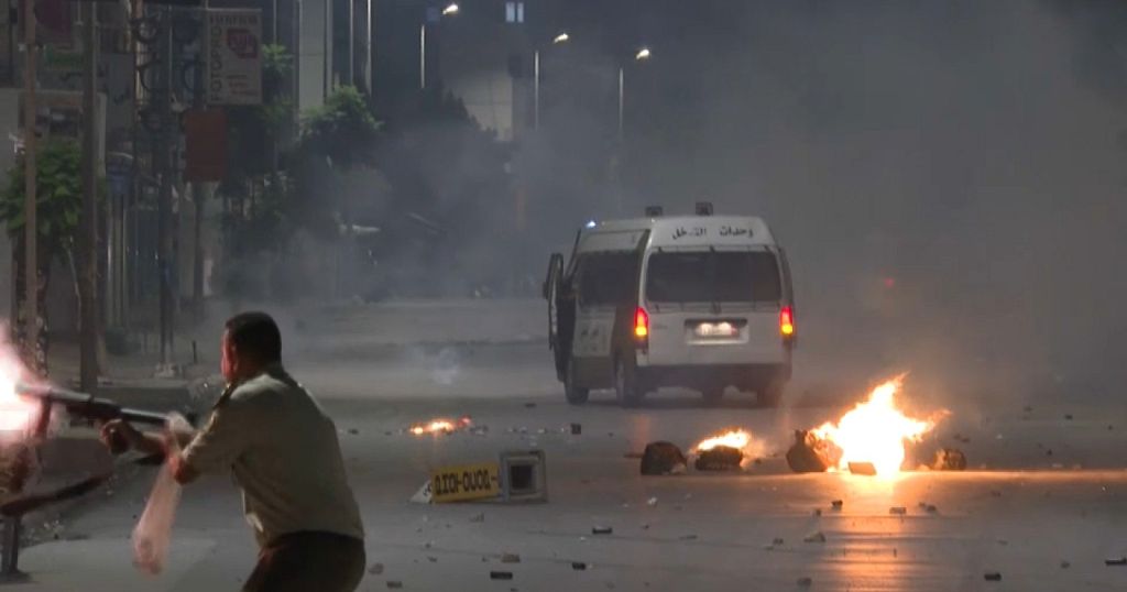 Police and demonstrators clash in Tunisia following the death of a man - Vimarsana News