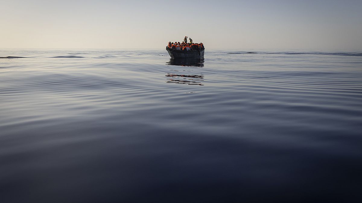 مهاجرون على متن قارب مطاطي  في البحر الأبيض 27 أغسطس، 2022 