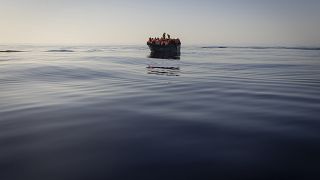 مهاجرون على متن قارب مطاطي  في البحر الأبيض 27 أغسطس، 2022 