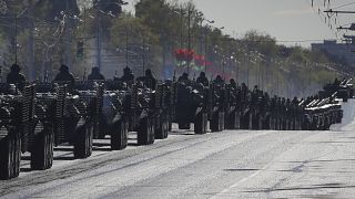 Des véhicules de l'armée bélarusse défilent,  vendredi 8 mai 2020