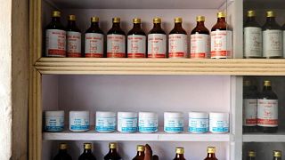 صورة من الارشيف تظهر زجاجات أدوية مصنوعة من بول البقر في صيدلية شري جاغاناث ماندير أوشادالايا في أحمد آباد.