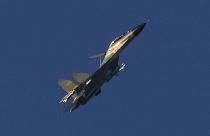 طائرة مقاتلة عسكرية صينية من طراز J-11 تحلق فوق مضيق تايوان بالقرب من بينجتان. 2022/08/05