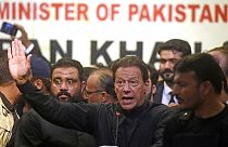 رئيس الوزراء الباكستاني السابق عمران خان (وسط) يتحدث في حدث لنقابة المحامين في كراتشي، 14 أكتوبر 2022.