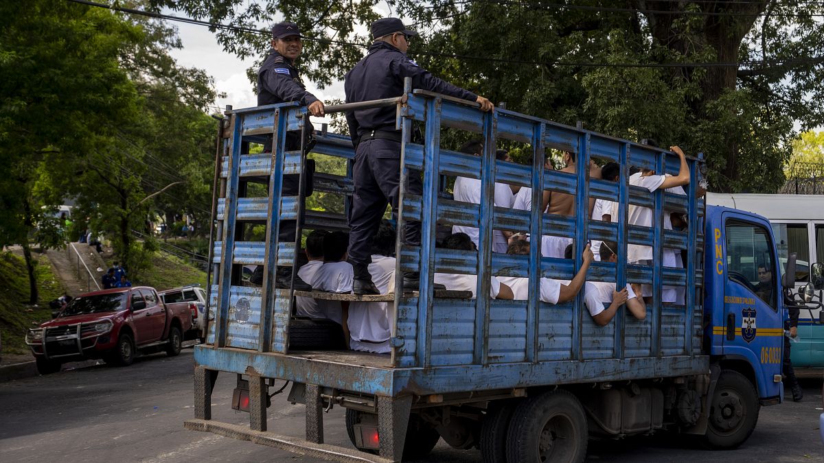 رجال احتجزتهم الشرطة في مركز احتجاز في سويابانغو - السلفادور. 2022/10/12