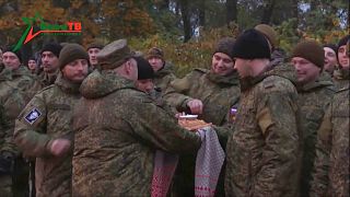 Belarus'a gelen Rus ordusu mensuplarına ekmek ve tuz ikram edildi