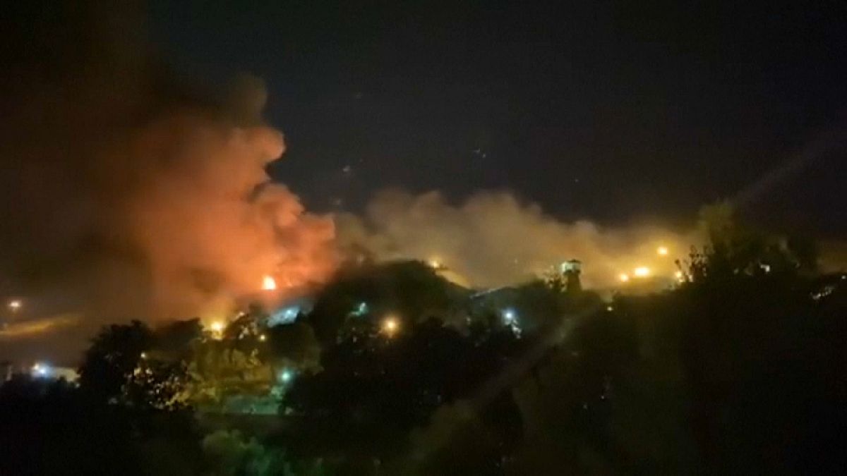 İran'ın başkenti Tahran'da rejim muhaliflerinin kaldığı Evin Cezaevi'nde çıkan yangın söndürüldü 