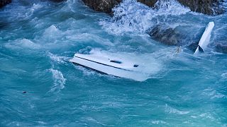 حطام قارب انقلب بالمهاجرين في مياه جزيرة يونانية